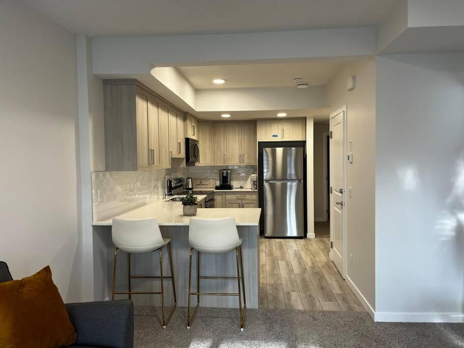 Brand New - Away From In Nw Apartment